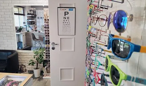 okulary na ścianie